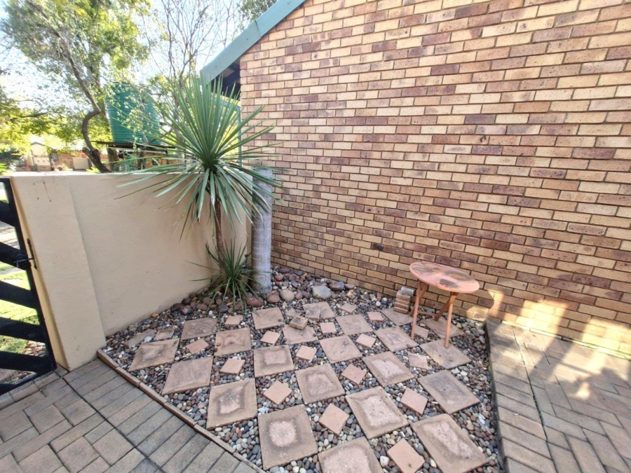 To Let 2 Bedroom Property for Rent in Meerhof North West